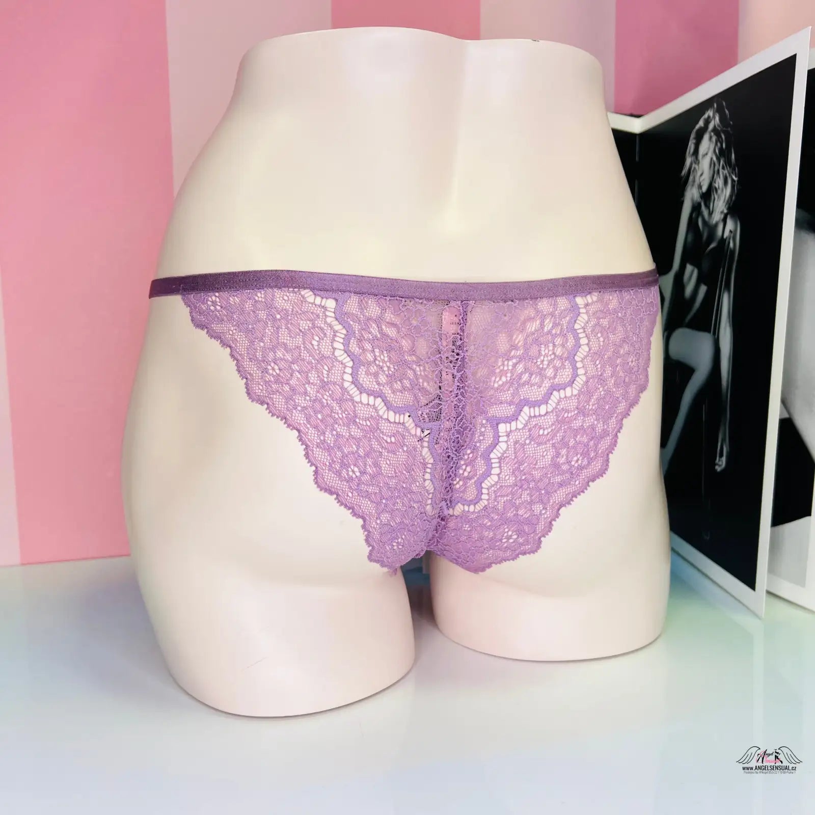 Manekýn dolní torso v fialovém krajkovém prádle Elegantní Krajkové Kalhotky