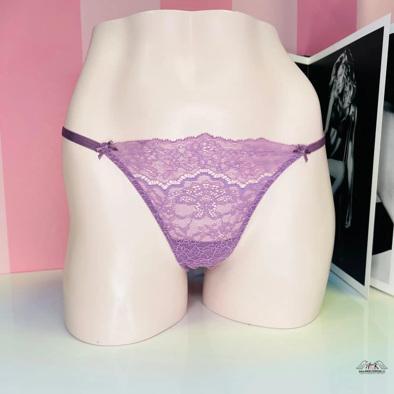 Fialové krajkové thong kalhotky na manekýně ve stylu Elegantní Krajkové Kalhotky
