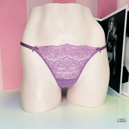 Fialové krajkové thong kalhotky na manekýně ve stylu Elegantní Krajkové Kalhotky