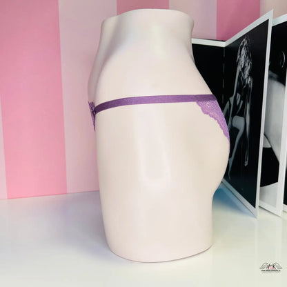 Bílá keramická váza s fialovým pásem kolem středu pro elegantní prezentaci