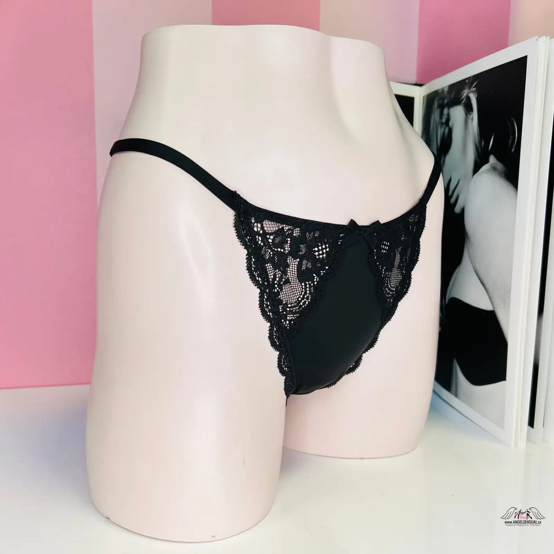 Černé krajkové thong kalhotky na světlém růžovém mannequinu proElegantní Krajkové Kalhotky Itsy