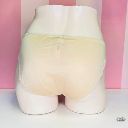 Bílý manekýn s hladkým torzem zobrazuje Elegantní Krajkové Kalhotky pro pohodlí