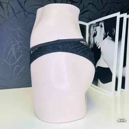 Růžový manekýn s černým prádlem Elegantní krajkové kalhotky Klaudia pro sofistikovaný vzhled