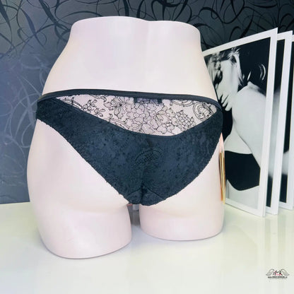 Černé krajkové a síťové bikiny na bílé figuríně pro Elegantní krajkové kalhotky Klaudia