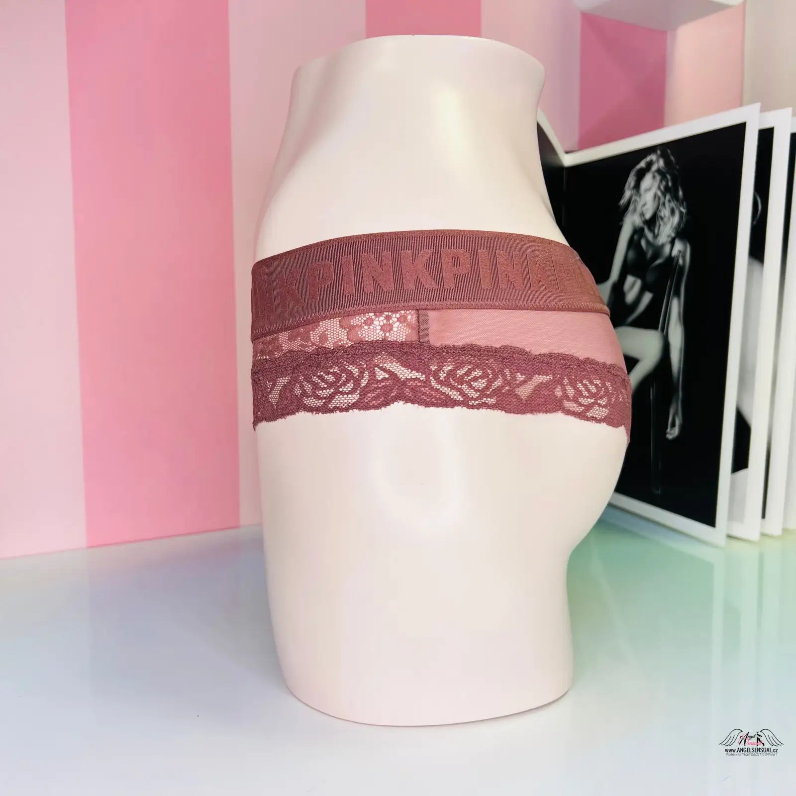 Porcelánová váza ve tvaru ženských boků s krajkovými kalhotkami v růžové barvě