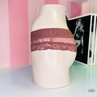 Porcelánová váza ve tvaru ženských boků s krajkovými kalhotkami v růžové barvě