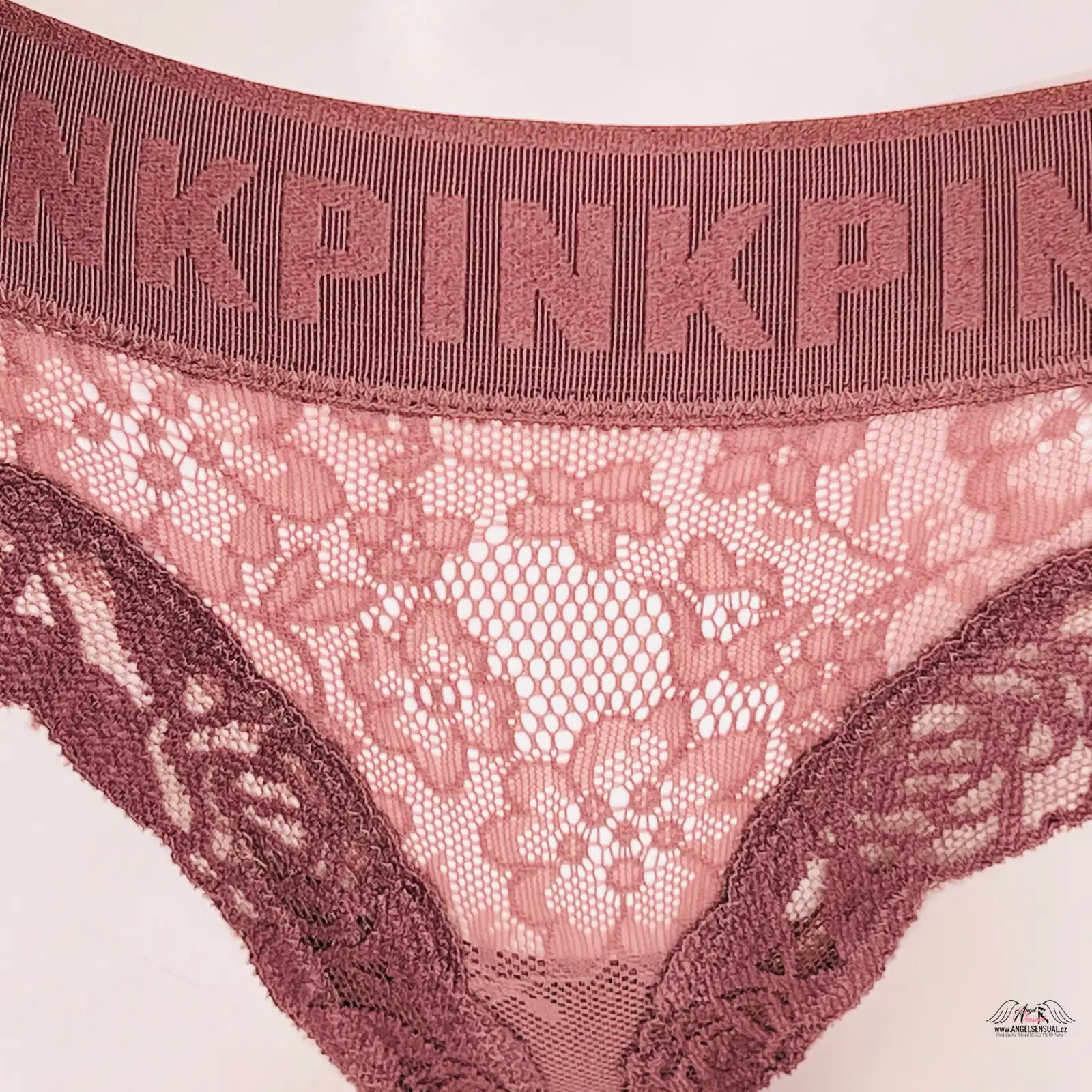 Růžové krajkové kalhotky s nápisem PINK na pásku pro elegantní chvíle