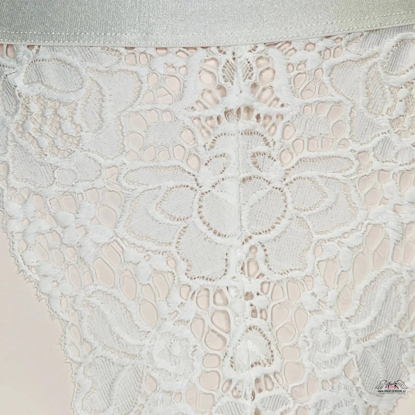 Detailní záběr na bílou krajkovou sukni Elegantní Krajkové Kalhotky pro Svůdnost a Styl