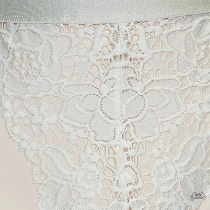 Detailní záběr na bílou krajkovou sukni Elegantní Krajkové Kalhotky pro Svůdnost a Styl