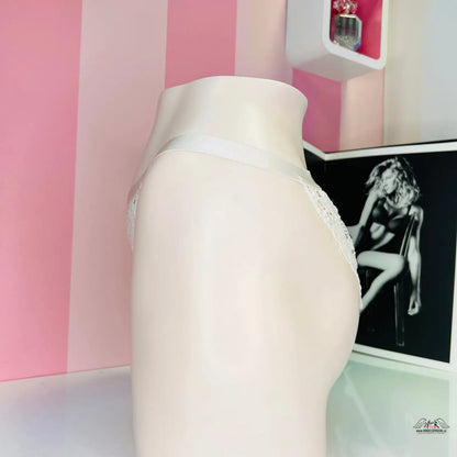 Bílá mannequin s černobílou fotografií a Elegantní Krajkové Kalhotky pro Svůdnost a Styl