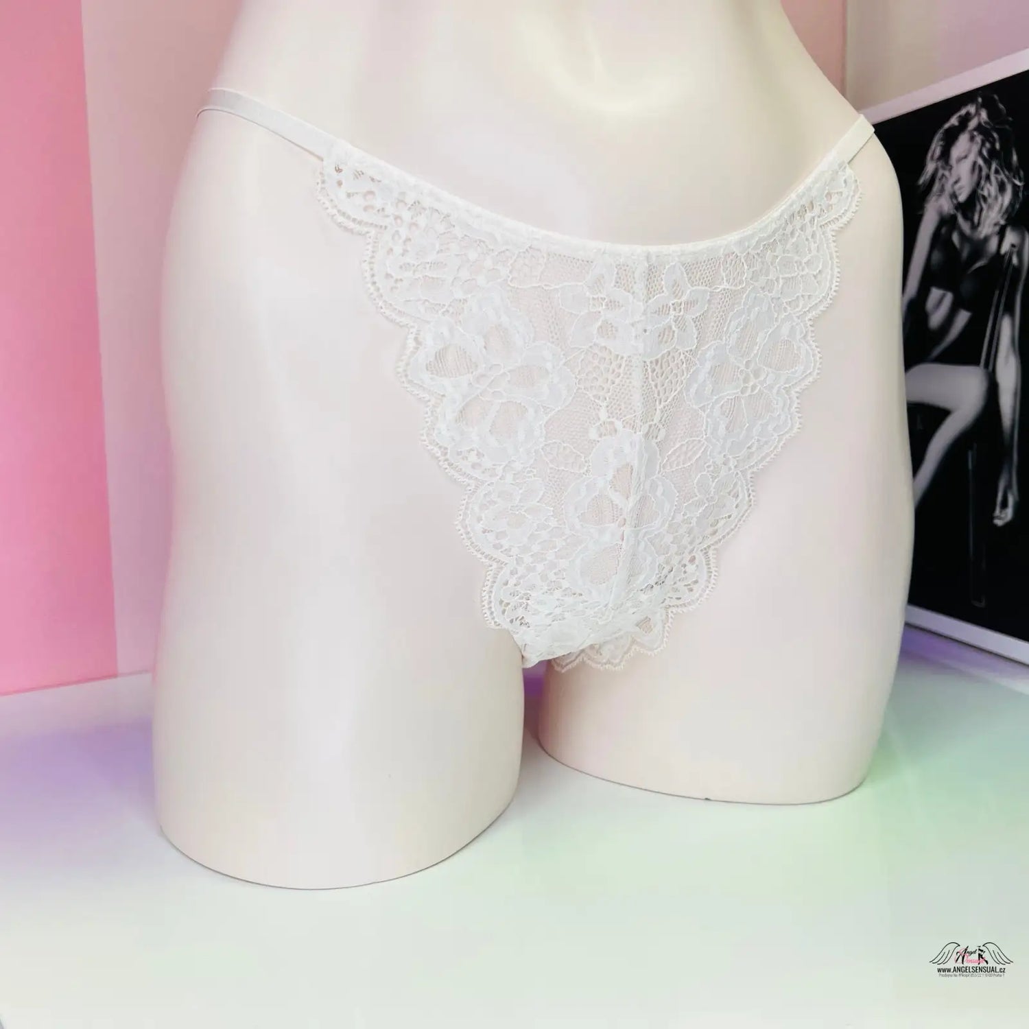 Bílý manekýn s bílými krajkovými kalhotkami Agent Provocateur a Victoria’s Secret