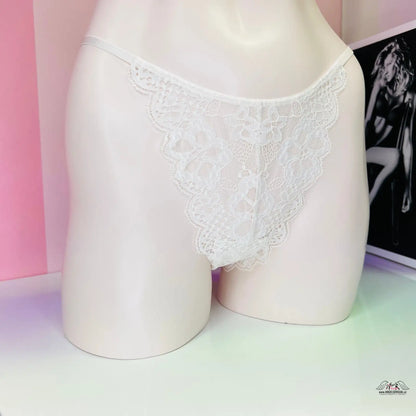 Bílý manekýn s bílými krajkovými kalhotkami Agent Provocateur a Victoria’s Secret
