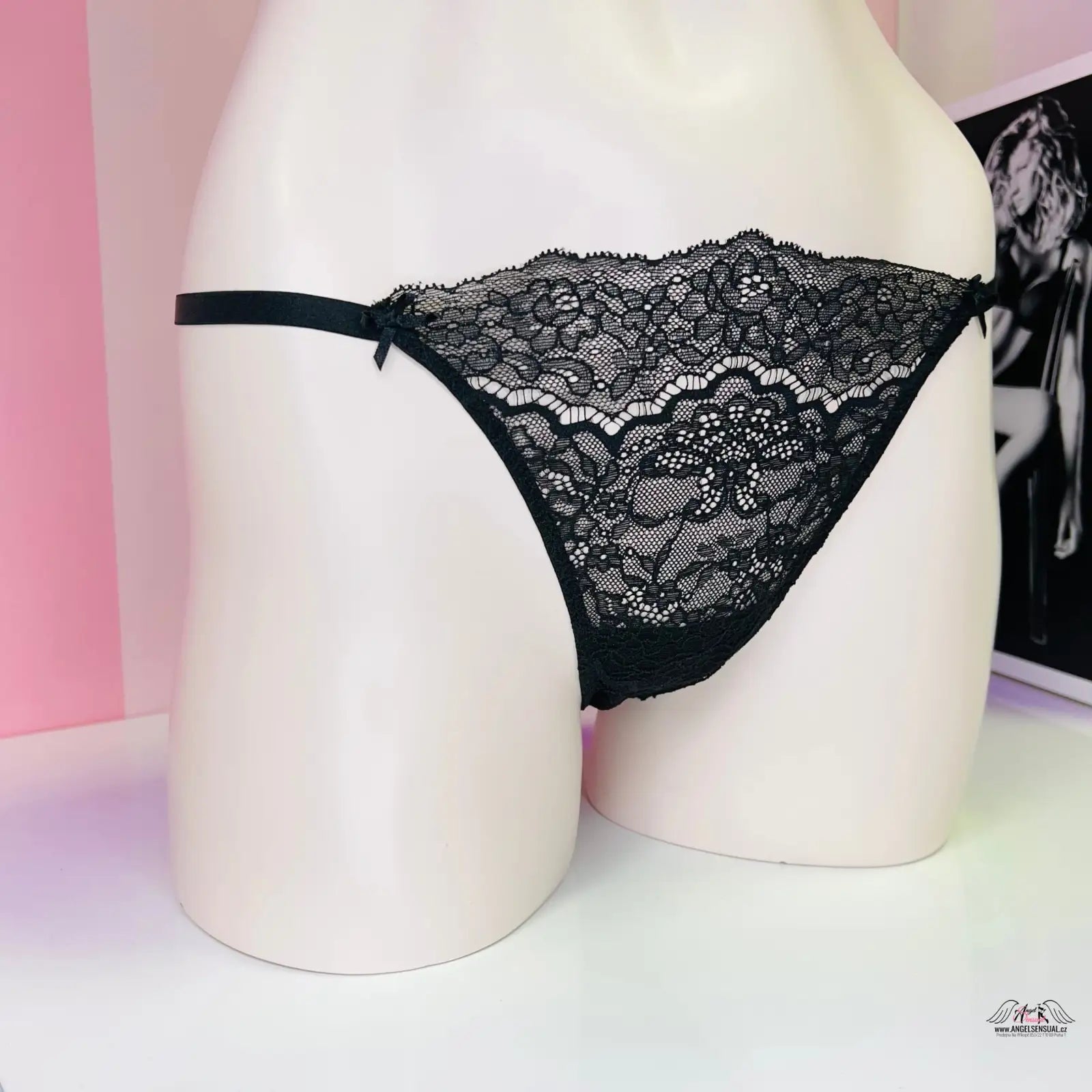 Černé krajkové thong kalhotky s mašlí od Agent Provocateur a Victoria’s Secret