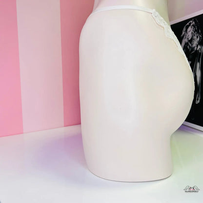 Bílý manekýn s bílým páskem a elegantní krajkové kalhotky Agent Provocateur a Victoria’s Secret
