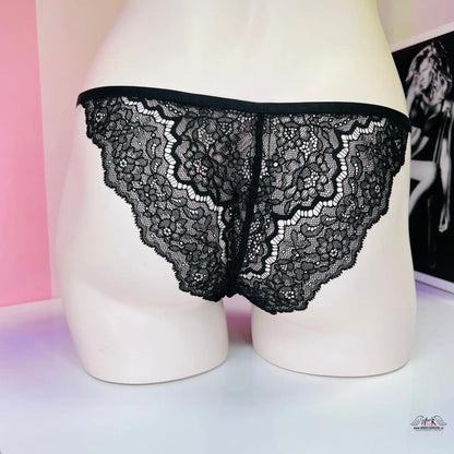 Černé krajkové kalhotky s bílým krajkovým pasem od Agent Provocateur a Victoria’s Secret