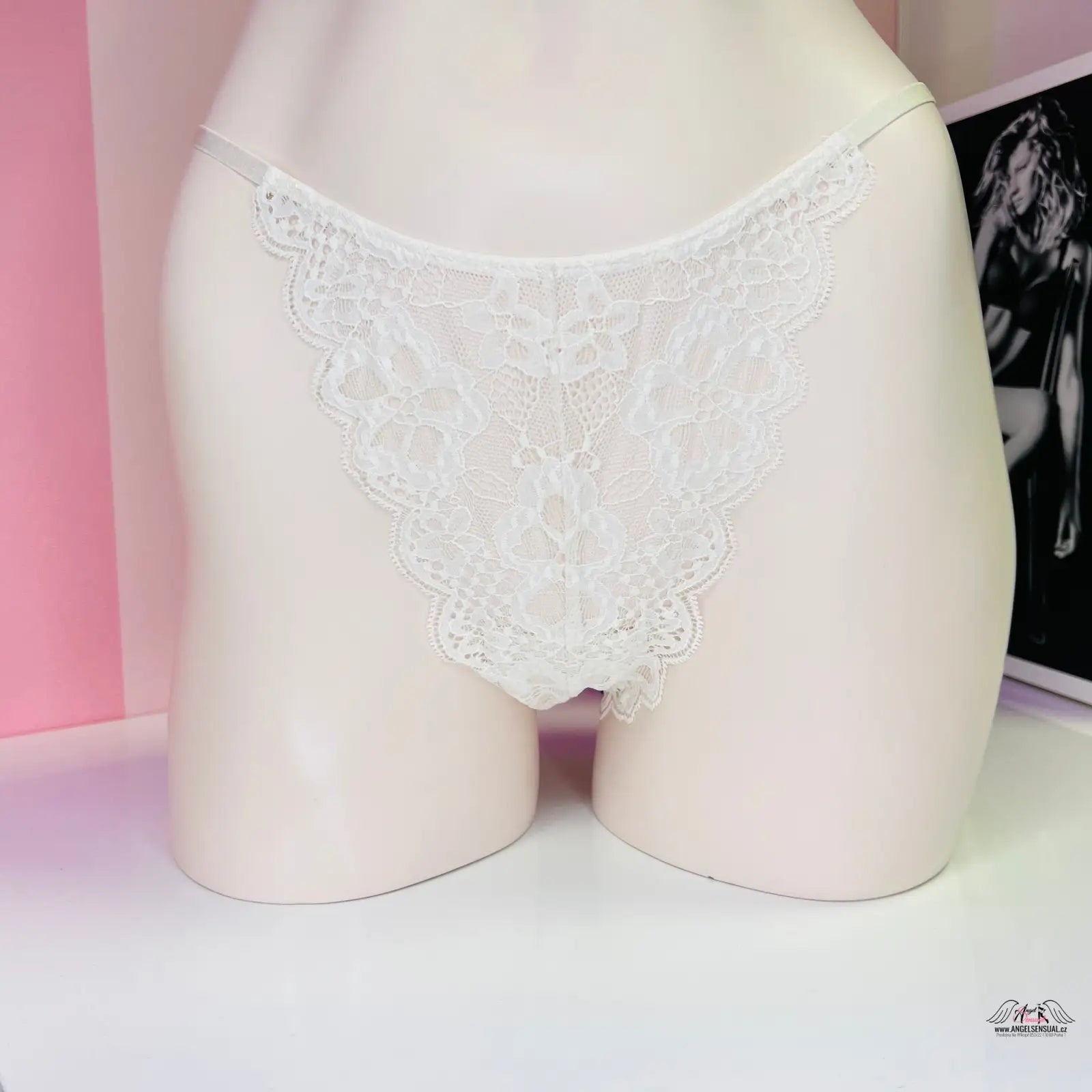 Bílé krajkové kalhotky od Agent Provocateur a Victoria’s Secret s elegantním designem