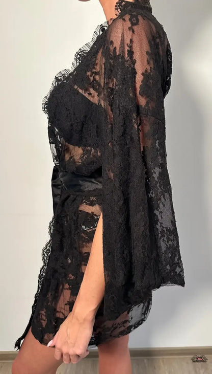 Černý krajkový župan s průsvitnými panely a jemným detaily, Elegantní krajkové kimono