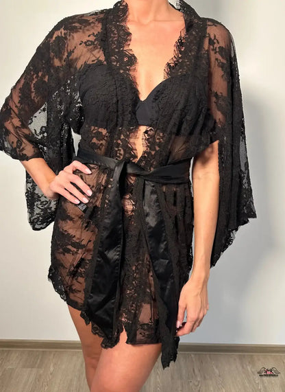 Černý krajkový župan se širokými rukávy a hlubokým výstřihem, Elegantní krajkové kimono