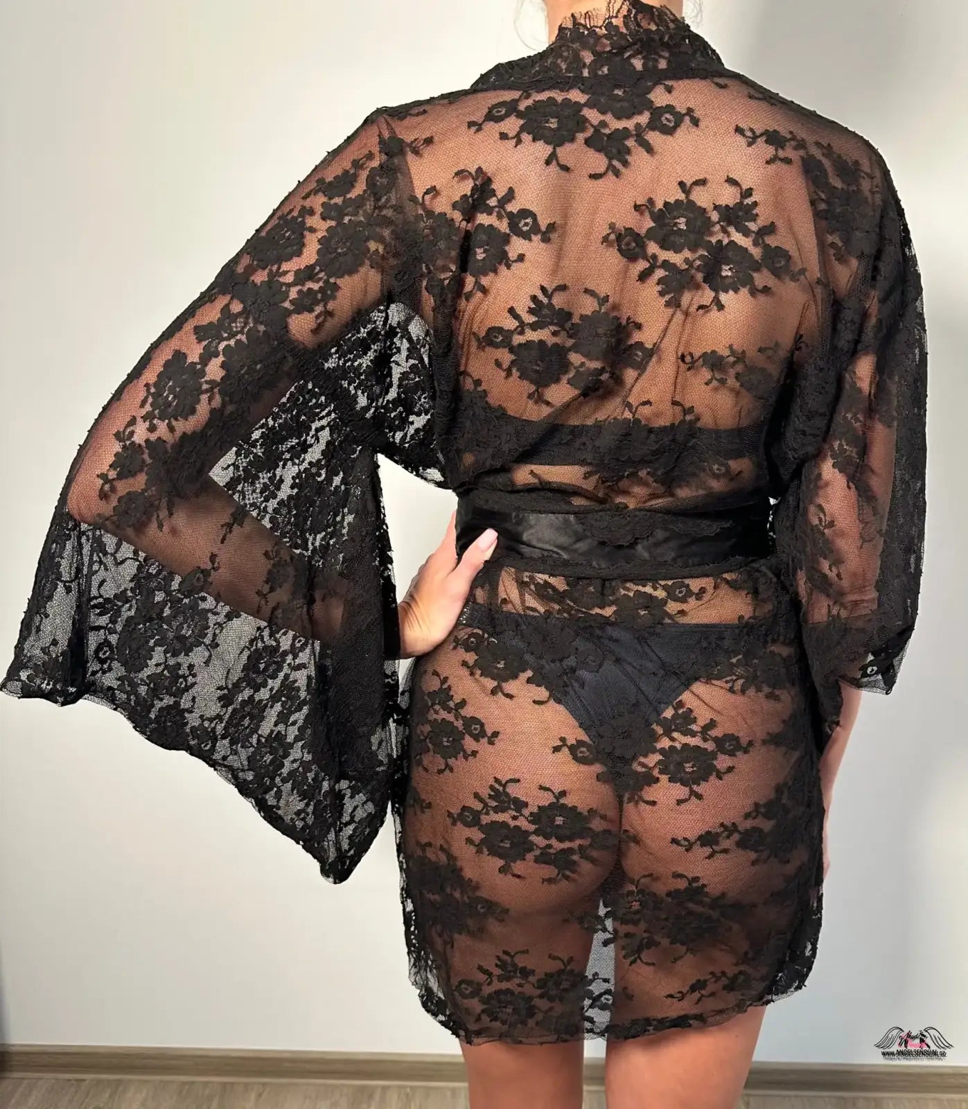 Elegantní krajkové kimono s širokým páskem na uvázání a květinovými vzory