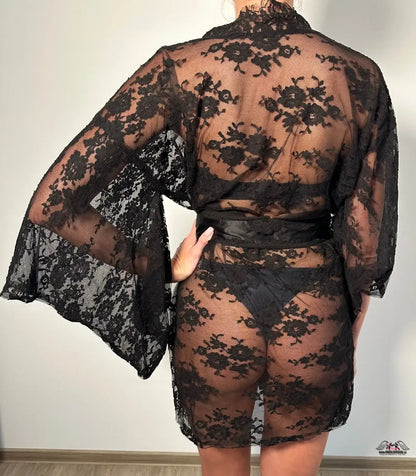 Elegantní krajkové kimono s širokým páskem na uvázání a květinovými vzory