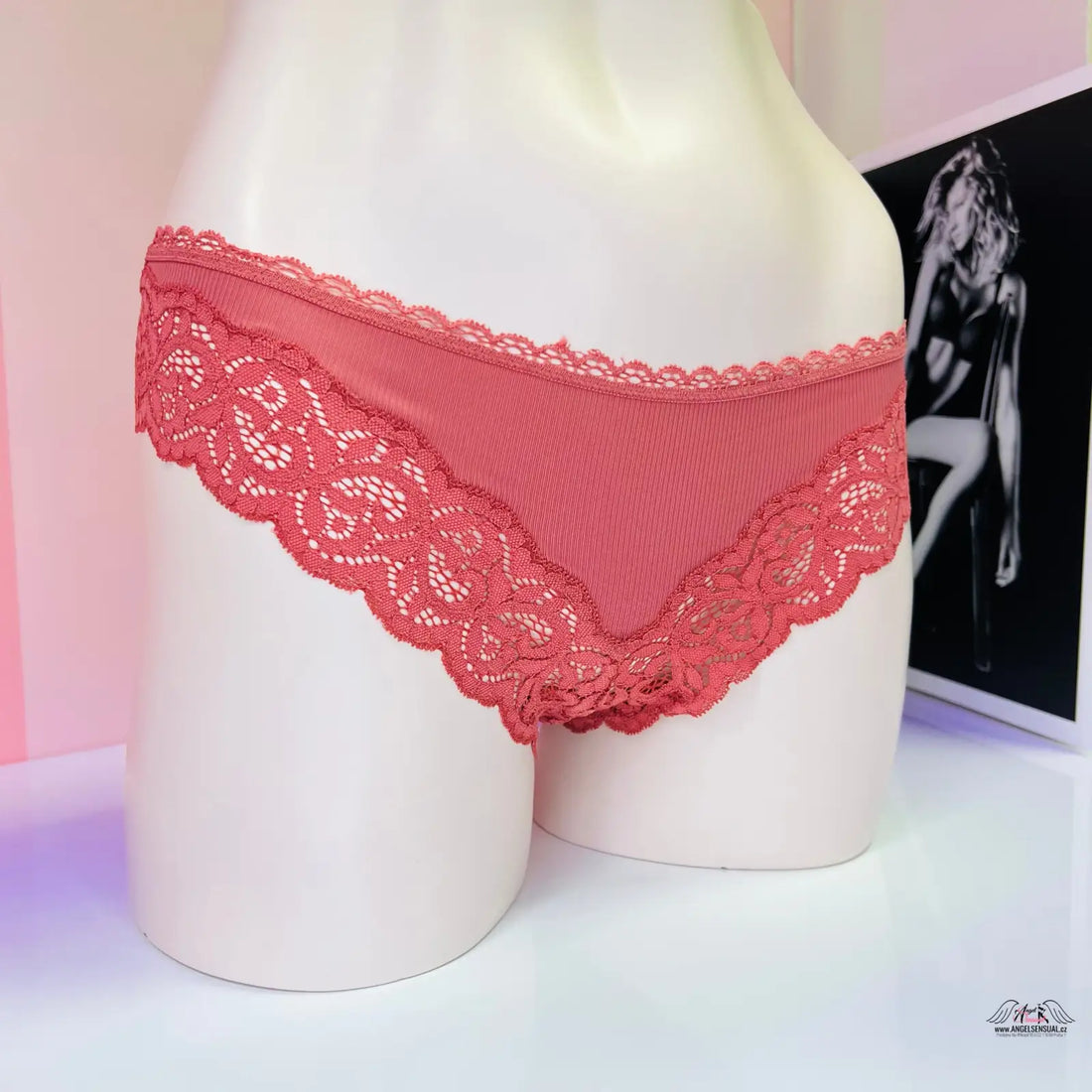 Červené krajkové kalhotky na manekýně, Elegantní Krajkové Tanga pro Komfort a Styl