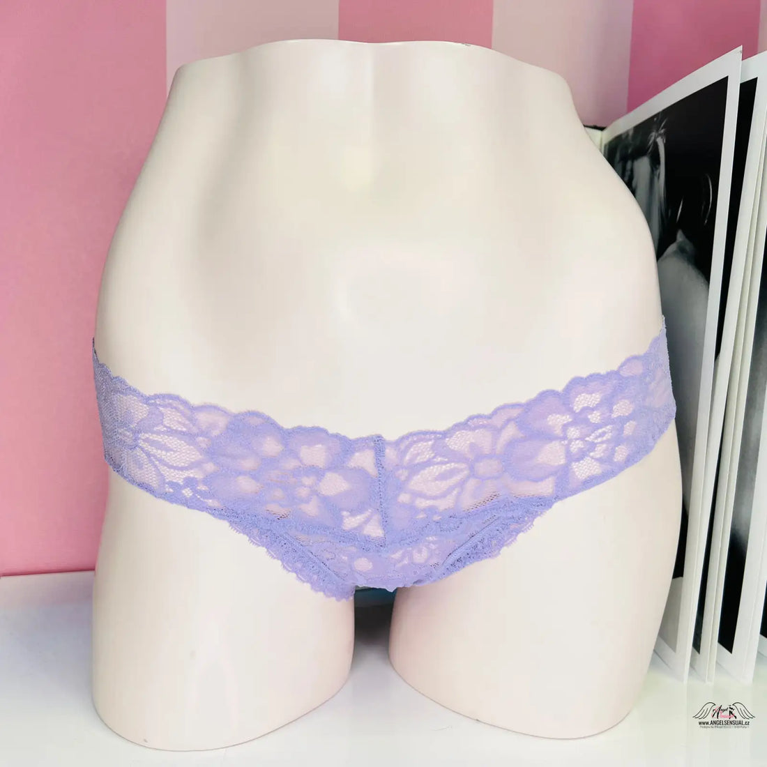 Elegantní krajkové tanga v levandulové barvě s ozdobným šněrováním
