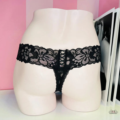 Elegantní Krajkové Tanga s Ozdobným Šněrováním v černé krajce pro svůdnou eleganci