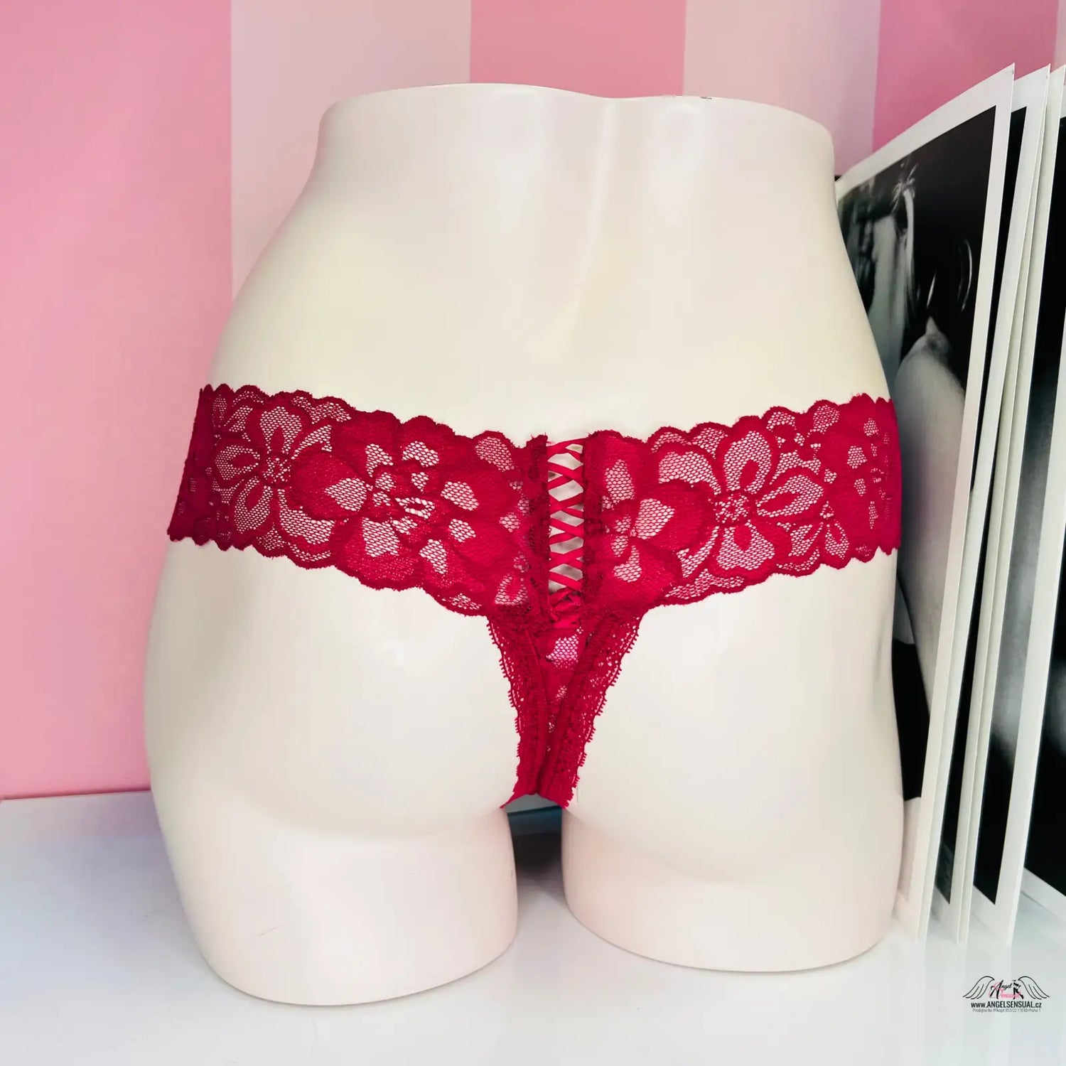 Červené krajkové tanga na manekýně od Elegantní Krajkové Tanga s Ozdobným Šněrováním