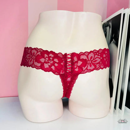 Červené krajkové tanga na manekýně od Elegantní Krajkové Tanga s Ozdobným Šněrováním