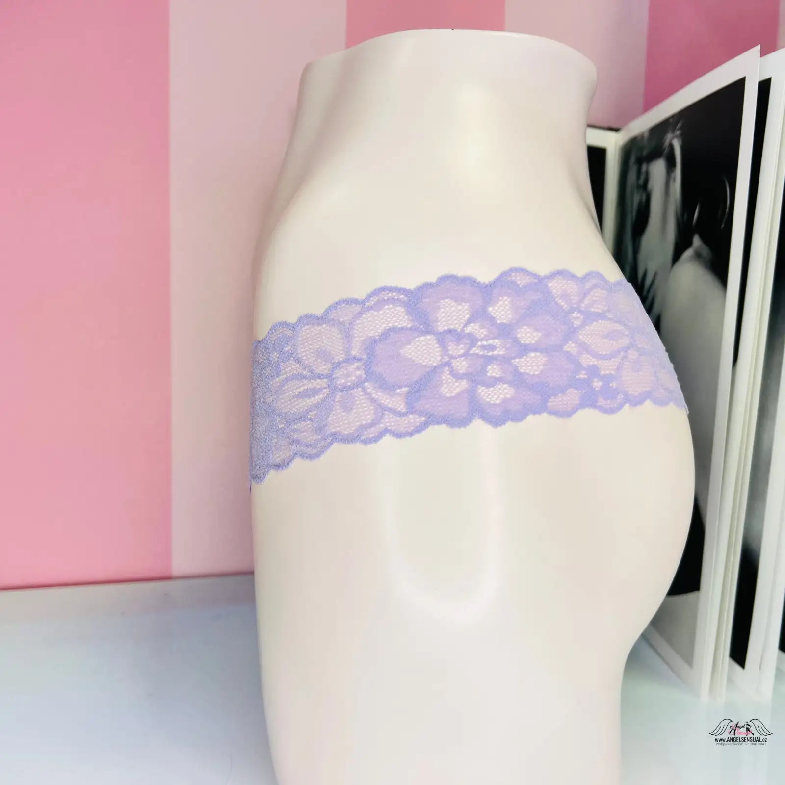 Krajkové tanga v levandulové barvě s ozdobným šněrováním pro elegantní vzhled