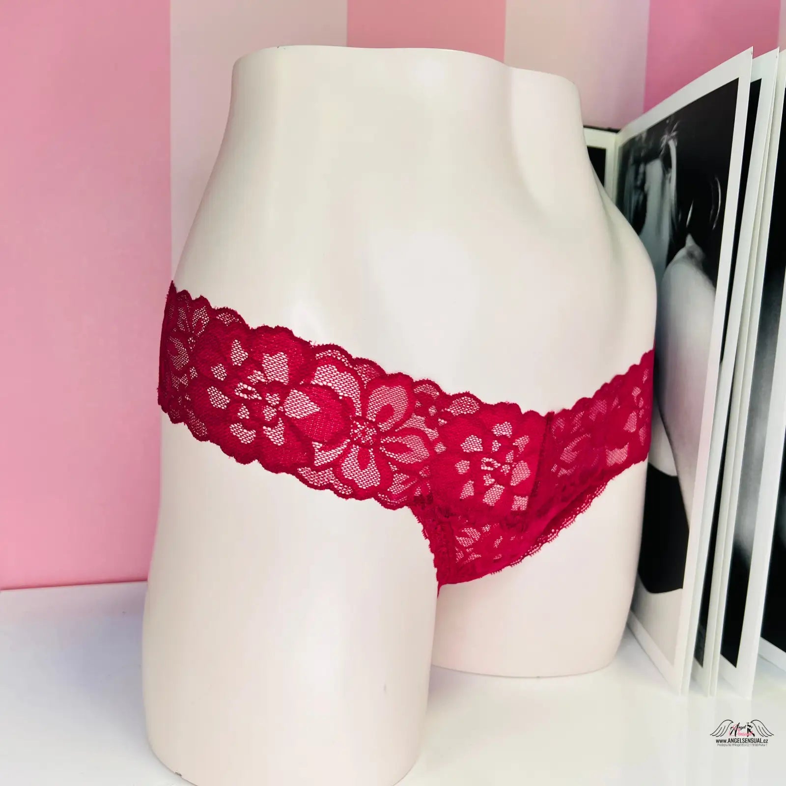 Červené krajkové tanga na manekýně Elegantní Krajkové Tanga s Ozdobným Šněrováním