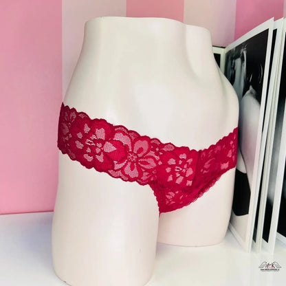 Červené krajkové tanga na manekýně Elegantní Krajkové Tanga s Ozdobným Šněrováním
