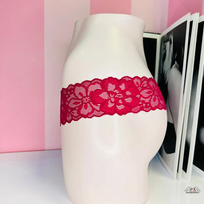 Červená krajková páska na elegantních krajkových tangách s ozdobným šněrováním