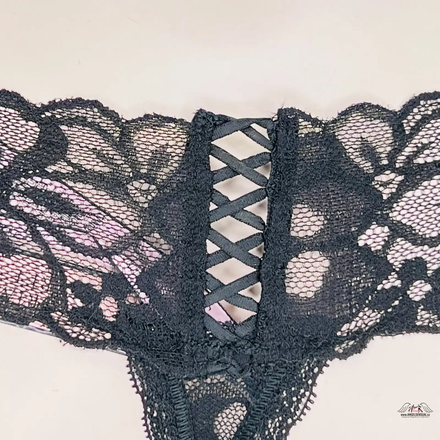 Černá krajková tanga s ozdobným šněrováním ve stylu Elegantní Krajkové Tanga