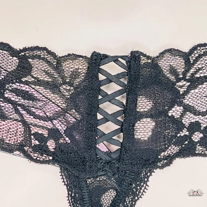 Černá krajková tanga s ozdobným šněrováním ve stylu Elegantní Krajkové Tanga