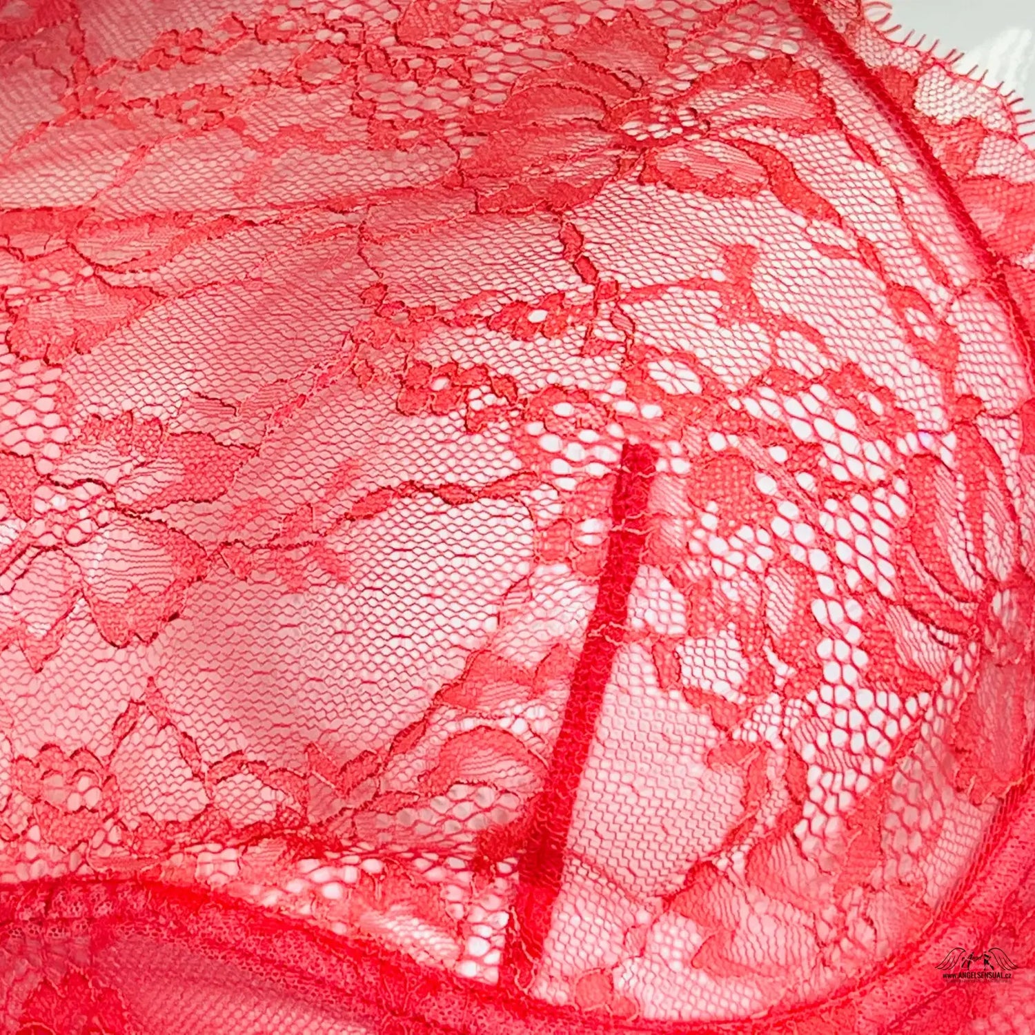 Elegantní červená krajka na bílém pozadí pro bralet s vysokým krkem