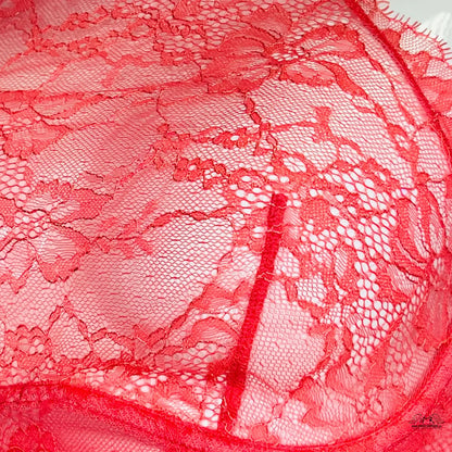 Elegantní červená krajka na bílém pozadí pro bralet s vysokým krkem