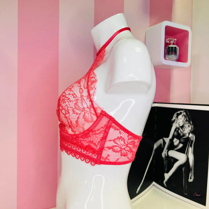 Manekýn v červené podprsence před černobílou fotografií Elegantní Krajkový Bralet