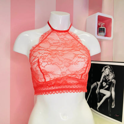 Mannequin in red lace top showcasing Elegantní Krajkový Bralet s Vysokým Krkem