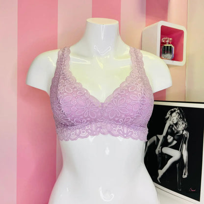 Detailní pohled na manekýna s růžovým braletem Elegantní Krajkový Bralette od Agent Provocateur