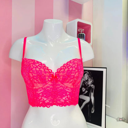 Horkorůžový krajkový bralette na bílém manekýnu pro Elegantní Krajkový Korzet