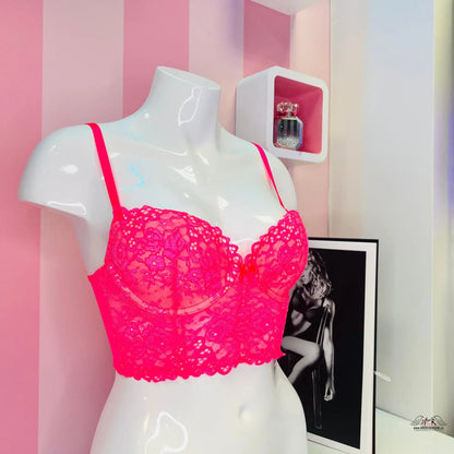 Hot pink lace bralette on white mannequin in Elegantní Krajkový Korzet pro Sofistikovaný Styl