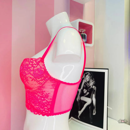 Horkorůžový krajkový bralette na bílém manekýnu pro elegantní styl