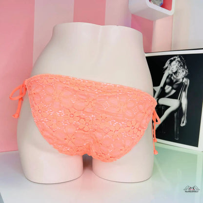 Elegantní krajkový spodní díl plavek v broskvové barvě od Victoria’s Secret