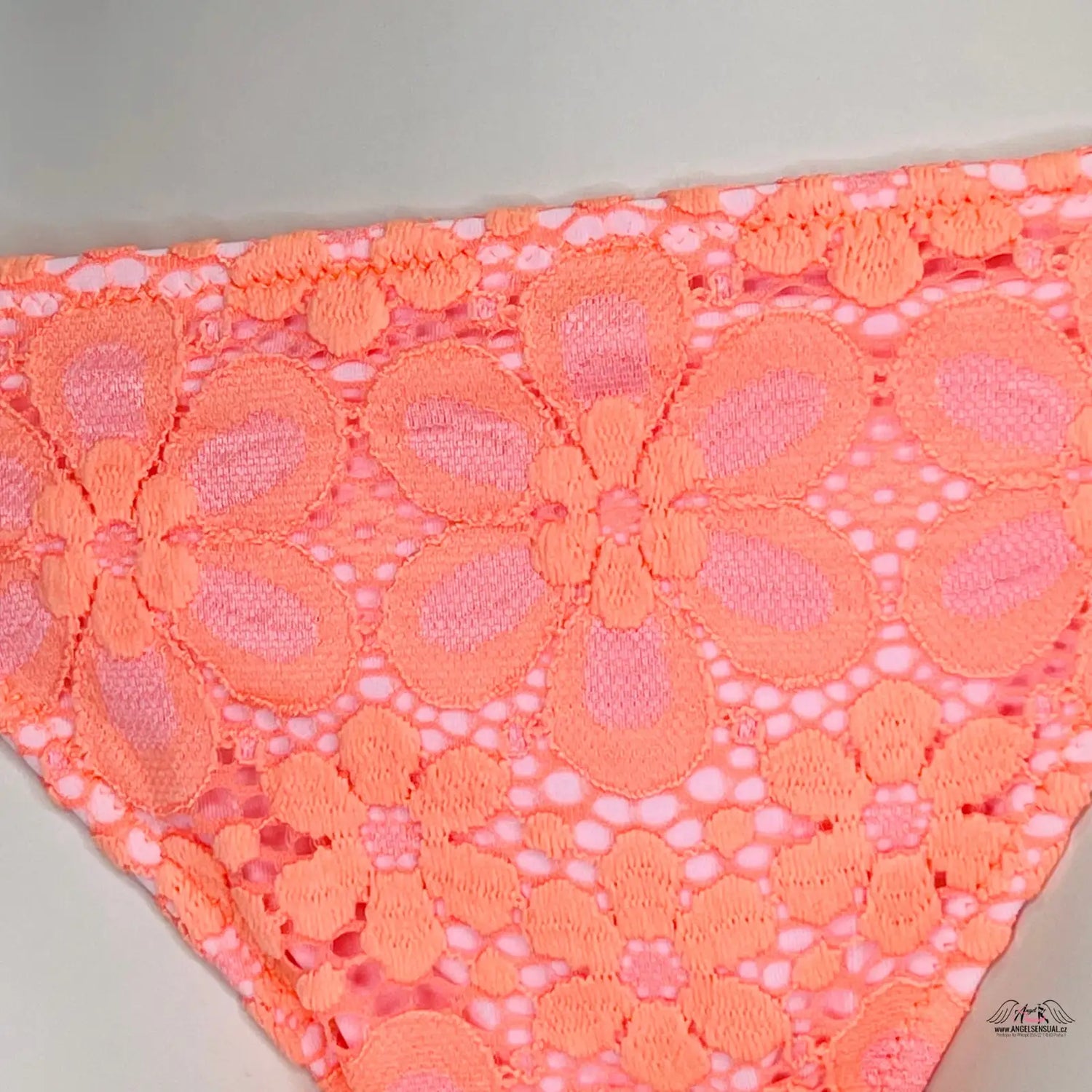 Elegantní krajkový spodní díl plavek Victoria’s Secret s květinovým motivem
