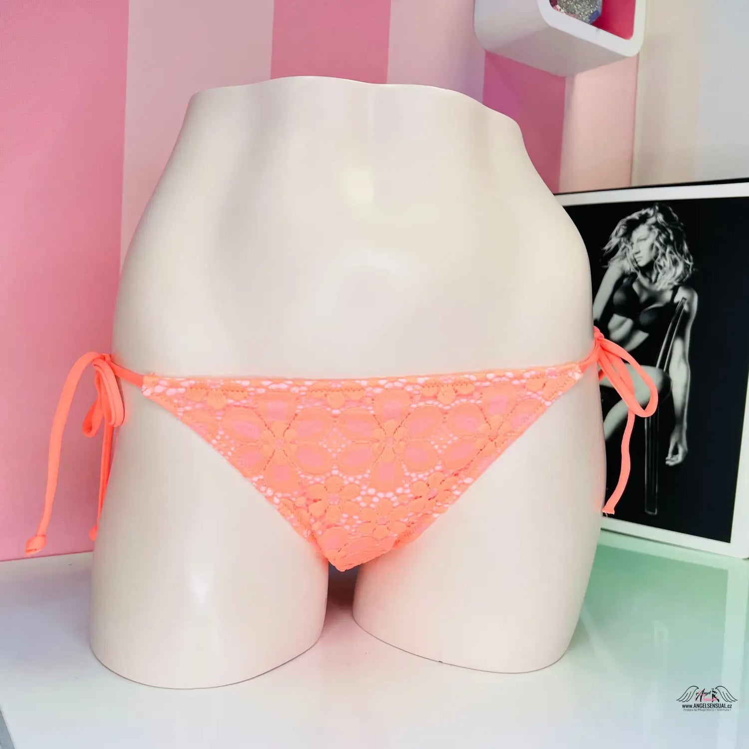 Spodní díl plavek Victoria’s Secret v broskvové krajce pro elegantní vzhled