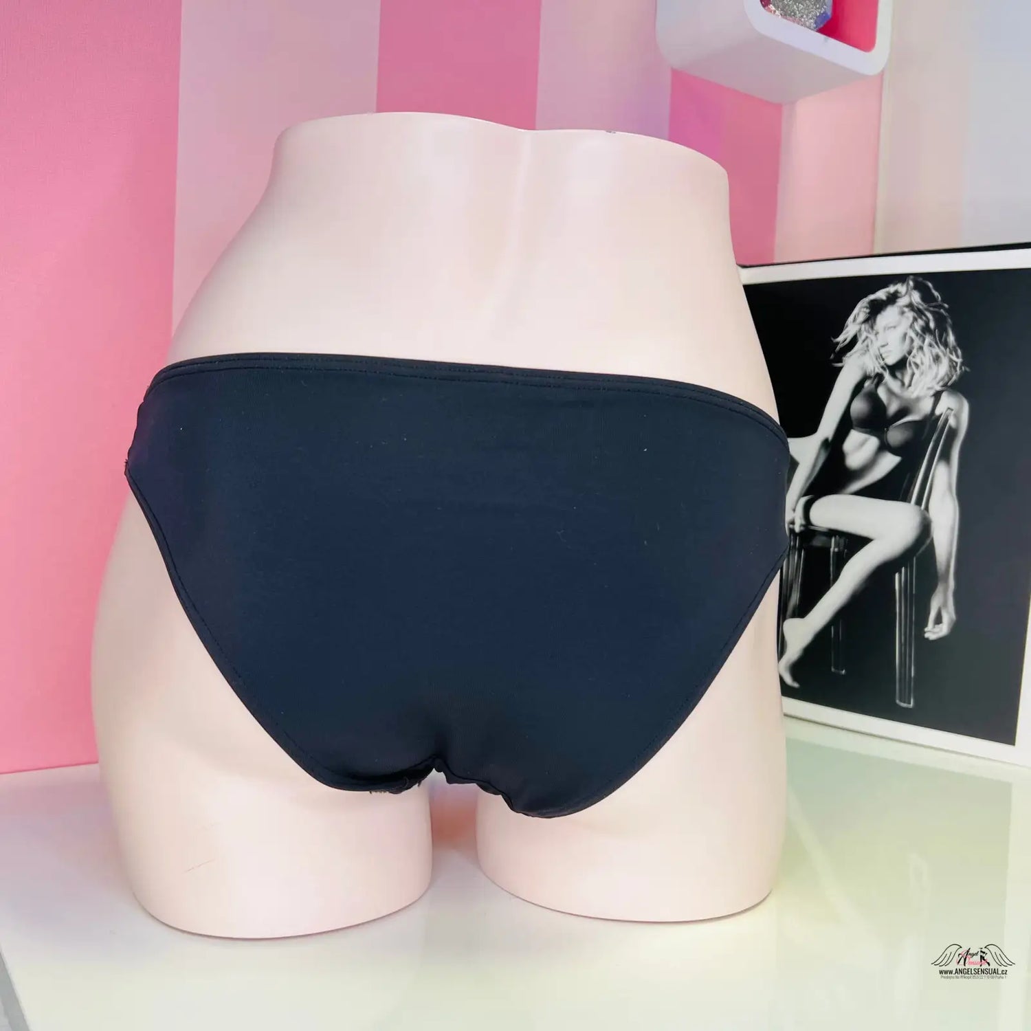 Manekýn dolní část v tmavě modrých plavkách Elegantní Křížené Plavky