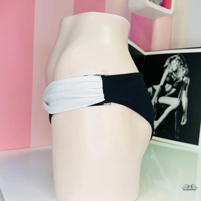 Černobílé bikini spodní část na torzovém manekýnu Elegantní Křížené Plavky