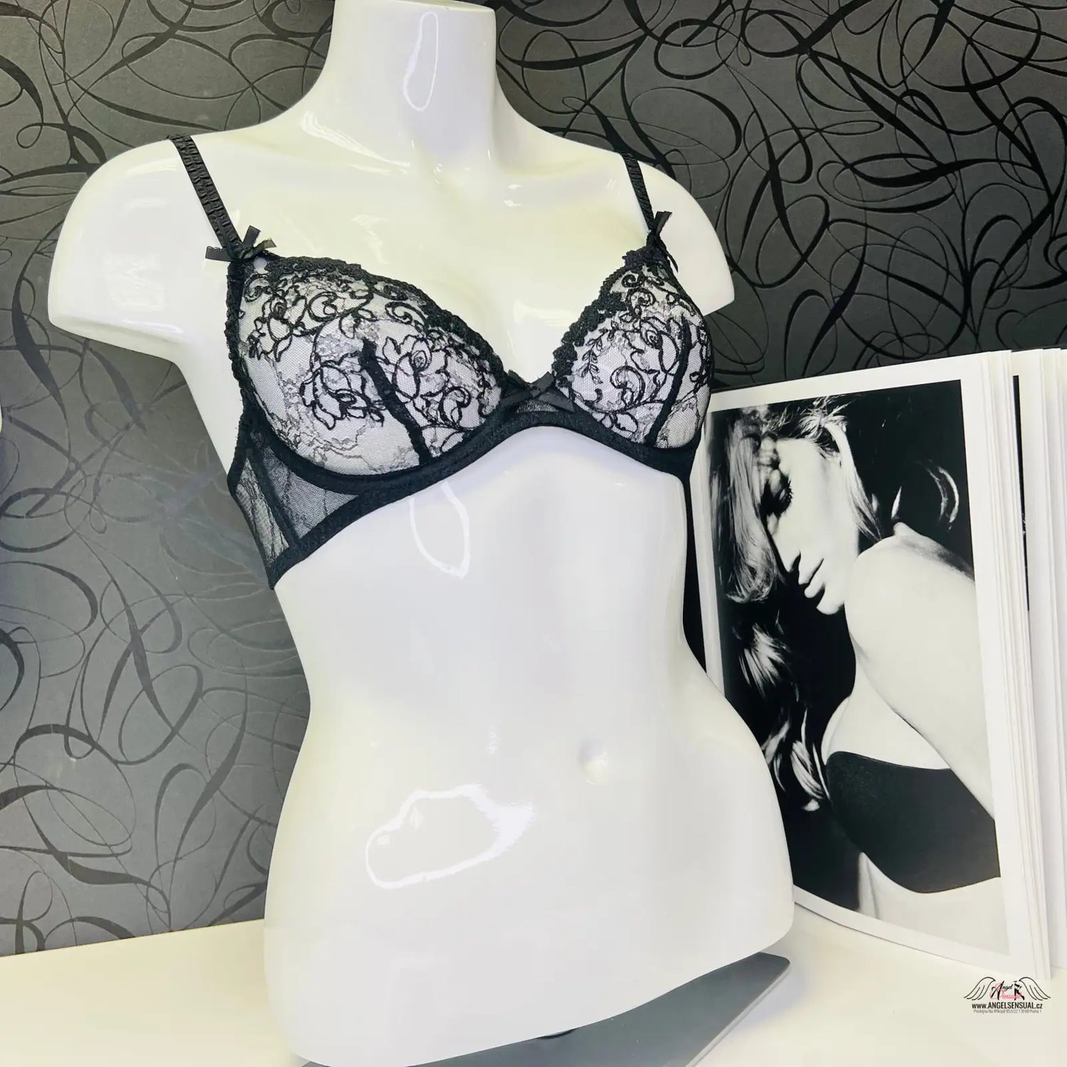 Černá a bílá krajková podprsenka Elegantní Larreta s luxusním komfortem