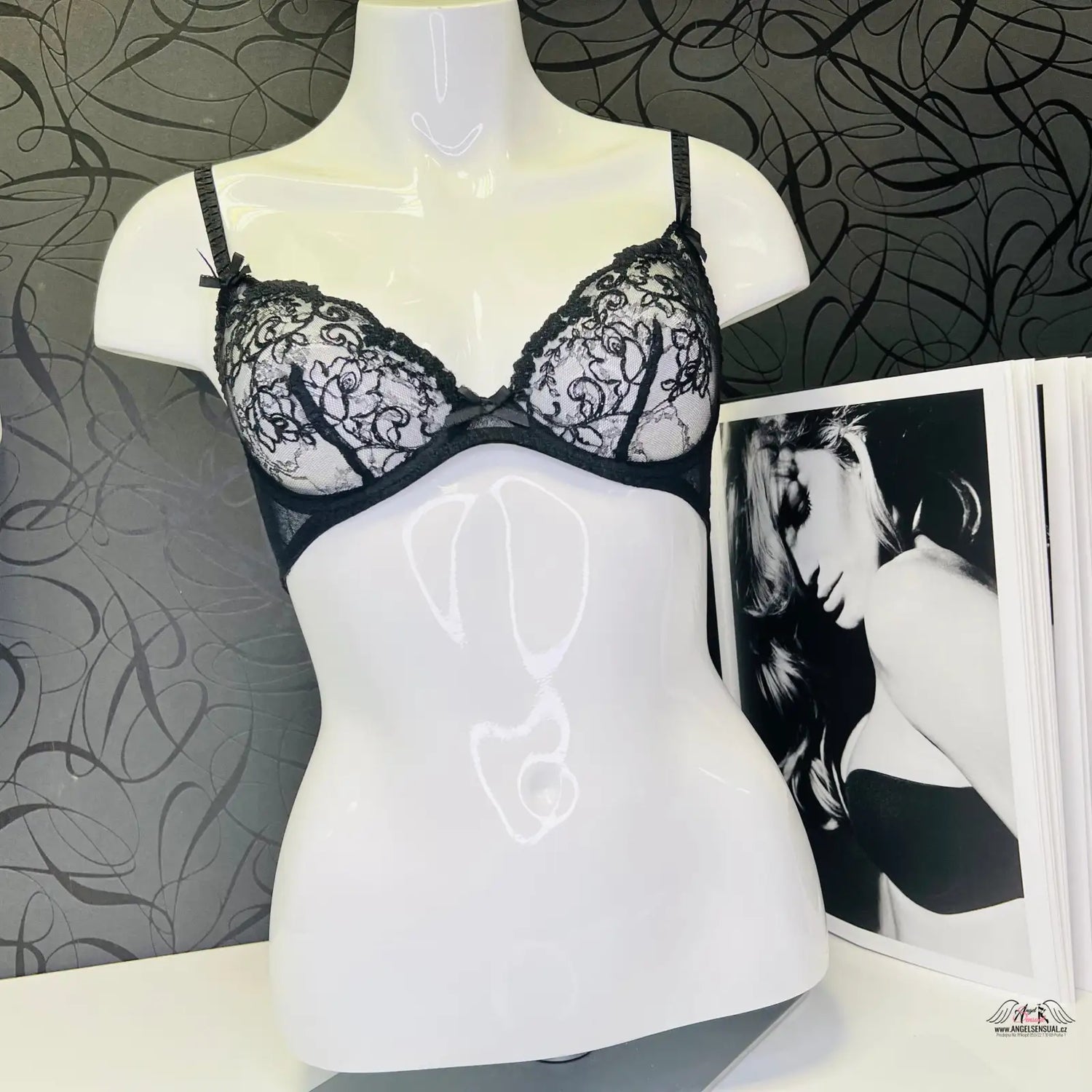 Lace-trimmed black and white bra on a mannequin for Elegantní Larreta Bra